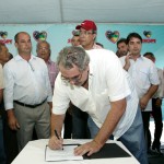 Déda autoriza implantação de rodovias entre Tomar do Geru e Itabaianinha  - Governador Marcelo Déda assina ordem de serviço em Itabaianinha / Fotos: Marcos Rodrigues/ASN