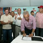 Déda autoriza implantação de rodovias entre Tomar do Geru e Itabaianinha  - Governador Marcelo Déda assina ordem de serviço em Itabaianinha / Fotos: Marcos Rodrigues/ASN