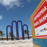Adema coloca adesivos na Orla informando que praias estão impróprias para banho - Foto: Arthur Soares/Semarh