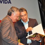 'Sergipe: Cultura e diversidade' é lançado em São Cristóvão - O ministro Juca Ferreira e o governador Marcelo Déda com o livro 'Sergipe: Cultura e diversidade' / Fotos: Eduardo Almeida/Seplan