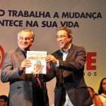 'Sergipe: Cultura e diversidade' é lançado em São Cristóvão - O ministro Juca Ferreira e o governador Marcelo Déda com o livro 'Sergipe: Cultura e diversidade' / Fotos: Eduardo Almeida/Seplan