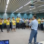 Funcionários do Banese participam de programa de saúde preventiva  - Funcionários do Banese fazem exercícios preventivos das lesões provocadas por esforços repetitivos / Foto: Ascom/Banese