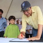 Déda presenteou Eduardo com a caneta oficial do Governo