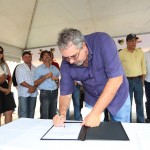 Déda presenteou Eduardo com a caneta oficial do Governo