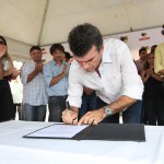 Déda presenteou Eduardo com a caneta oficial do Governo
