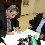 Governador assina termo de responsabilidade para certificação digital  - O governador Marcelo Déda e o presidente da Emgetis