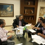 Governador assina termo de responsabilidade para certificação digital  - O governador Marcelo Déda e o presidente da Emgetis