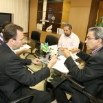 Governador assina termo de responsabilidade para certificação digital  - O governador Marcelo Déda e o presidente da Emgetis