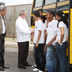Lula e Déda entregam novos ônibus escolares - O governador e o presidente com alunos da rede pública estadual