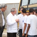Lula e Déda entregam novos ônibus escolares - O governador e o presidente com alunos da rede pública estadual