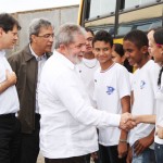 Lula e Déda entregam novos ônibus escolares - O governador e o presidente com alunos da rede pública estadual