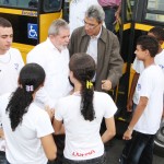 Lula e Déda entregam novos ônibus escolares - O governador e o presidente com alunos da rede pública estadual