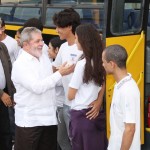 Lula e Déda entregam novos ônibus escolares - O governador e o presidente com alunos da rede pública estadual
