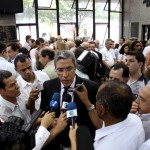 Governador comparece a velório e enterro de Viana de Assis -