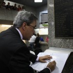 Governador comparece a velório e enterro de Viana de Assis -
