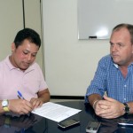 Secretário assina convênio para doação de ônibus escolares -