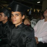 Formandos e familiares comemoram conclusão de curso profissionalizante -