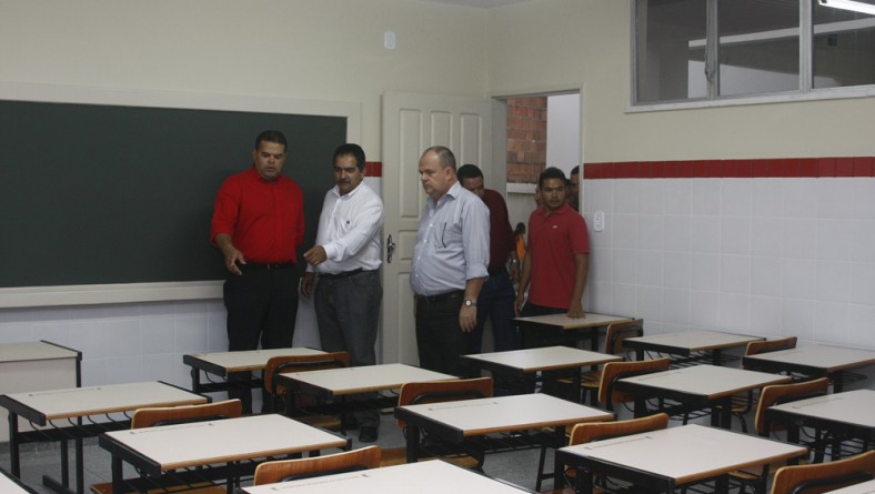 Belivaldo inaugura reforma e ampliação de escola em São Domingos