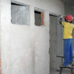 um salão multiuso e um laboratório de química e física
