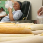 Projeto da Oncologia do Huse leva qualidade de vida aos pacientes - Geladinho contribui para inibir os enjoos típicos do tratamento de quimioterapia / Fotos: Marco Vieira