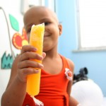 Projeto da Oncologia do Huse leva qualidade de vida aos pacientes - Geladinho contribui para inibir os enjoos típicos do tratamento de quimioterapia / Fotos: Marco Vieira