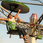 Jovens da Fundação Renascer ganham tarde no parque de diversões - A advogada Renata Silveira dos Santos