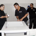 Técnicos iniciam montagem do equipamento gráfico CTP - Técnicos iniciam montagem do equipamento CTP / Fotos: Ascom/Segrase)
