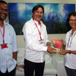 Segrase entrega livro editado à família do autor Paulo Barbosa - Osa de Araújo recebe emocionada o livro entregue pelo diretorpresidente da Segrase