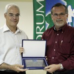 Secretário recebe homenagem do Fórum Empresarial de Sergipe  -  Jorge Santana recebeu a placa das mãos de Juliano César / Fotos: Ascom/Sedetec
