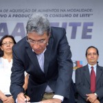 Déda entrega 13 caminhões para integrar Programa do Leite em SE -