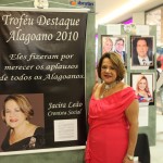 Presidente da Emsetur recebe troféu 'Destaque Alagoano' - José Roberto sendo homenageado pela empresária e colunista social
