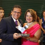 Presidente da Emsetur recebe troféu 'Destaque Alagoano' - José Roberto sendo homenageado pela empresária e colunista social