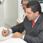 Banese libera crédito para ceramistas de Itabaianinha - Empresário ceramista assina o seu contrato