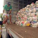 Transparência marca entrega de cestas de alimentos a vítimas da estiagem -