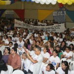Governo investe R$ 20 mil em premiação para alunos aprovados - Governador Marcelo Déda entrega premiação a aluno aprovado em 2010 / Fotos: Ascom/Seed