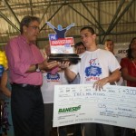 Governo investe R$ 20 mil em premiação para alunos aprovados - Governador Marcelo Déda entrega premiação a aluno aprovado em 2010 / Fotos: Ascom/Seed