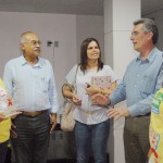 Secretário da Saúde realiza visita ao Conselho Regional de Enfermagem - Antônio Carlos cumprimenta o grupo 'Anjos da Enfermagem'