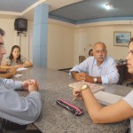 Secretário da Saúde realiza visita ao Conselho Regional de Enfermagem - Antônio Carlos cumprimenta o grupo 'Anjos da Enfermagem'