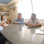 Secretário da Saúde realiza visita ao Conselho Regional de Enfermagem - Antônio Carlos cumprimenta o grupo 'Anjos da Enfermagem'