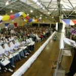 Governo investe R$ 20 mil em premiação para alunos aprovados - Governador Marcelo Déda entrega premiação a aluno aprovado em 2010 / Fotos: Ascom/Seed
