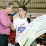 Governo investe R$ 20 mil em premiação para alunos aprovados - Governador Marcelo Déda entrega premiação a aluno aprovado em 2010 / Fotos: Ascom/Seed