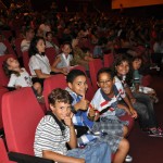 Pais e filhos aplaudem 1º espetáculo infantil do Festival de Teatro - Aline Santos e a família