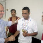 Alunos da Educação Especial ganham medalhas em Circuito Paraolímpico da Caixa de Natação - O estudante Jackson Santos Souza foi recebido pelo secretário de Estado da Educação
