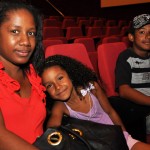 Pais e filhos aplaudem 1º espetáculo infantil do Festival de Teatro - Aline Santos e a família