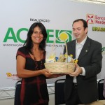 Empresários repassam ao Estado doações para as vítimas da seca em SE - A secretária Eliane Aquino e o presidente da Acese