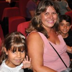 Pais e filhos aplaudem 1º espetáculo infantil do Festival de Teatro - Aline Santos e a família
