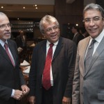 Déda recebe de prefeitos de todo o Brasil a Medalha Célio de Castro - O governador Marcelo Déda com o prefeito de Aracaju Edvaldo Nogueira e o deputado Almeida Lima