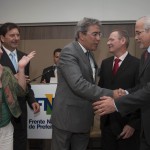 Déda recebe de prefeitos de todo o Brasil a Medalha Célio de Castro - O governador Marcelo Déda com o prefeito de Aracaju Edvaldo Nogueira e o deputado Almeida Lima