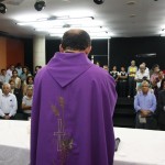Jackson Barreto participa de missa em celebração pela Semana Santa -