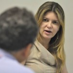 Técnicos do Banco Itaú visitam Banese para conhecer soluções em acessibilidade para deficientes  - A gerente de Canais e Relacionamentos do Banese